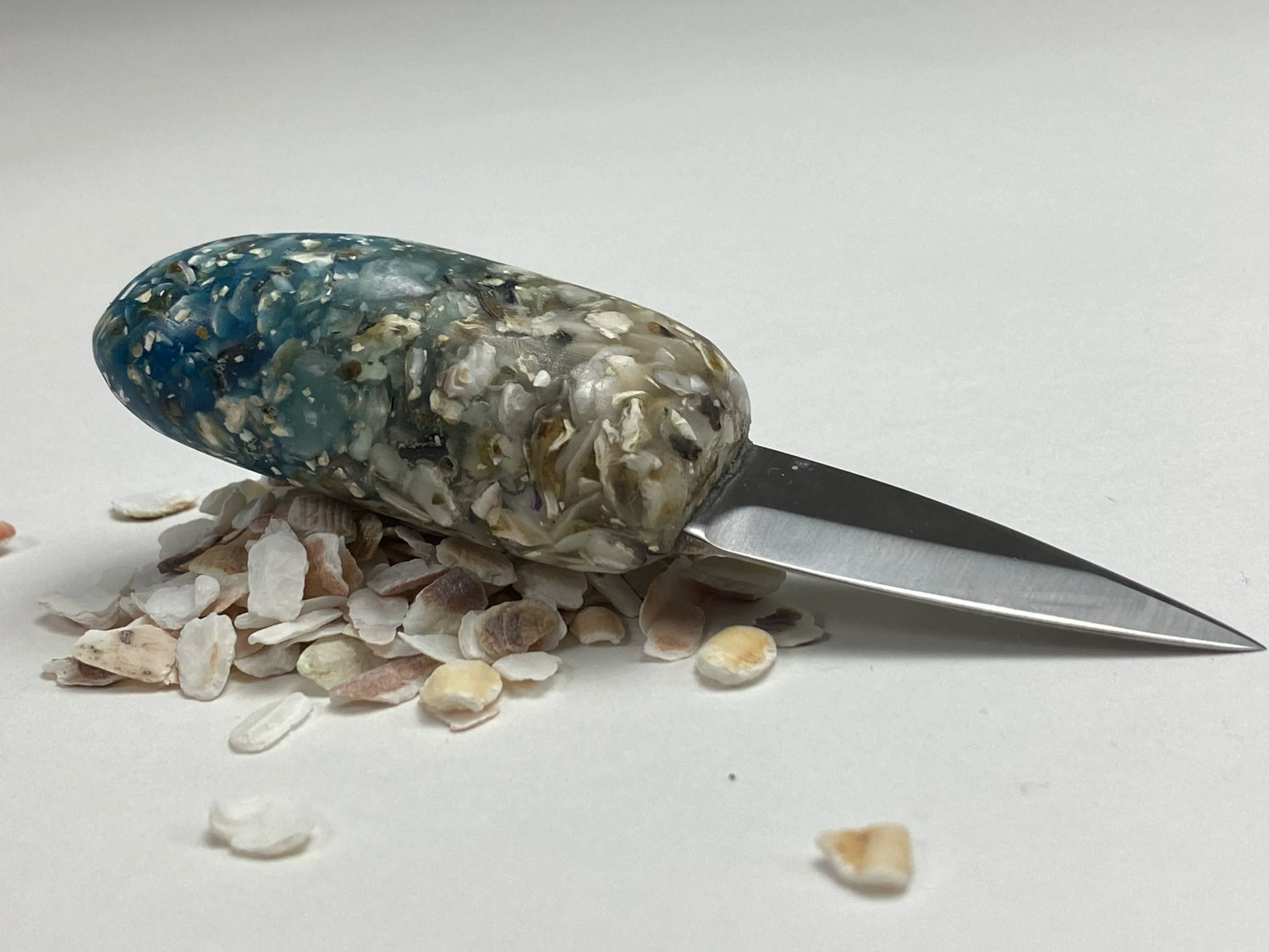 Couteau à huitre en coquillage bleu